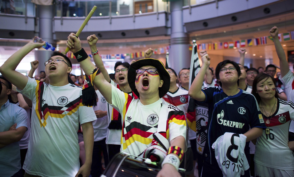 Fani chinezi reacţionează în timpul unei transmisiuni în direct din timpul finalei Cupei Mondiale la fotbal FIFA 2014, dintre Germania şi Argentina, la centrul german din Shanghai, luni, 14 iulie 2014.
