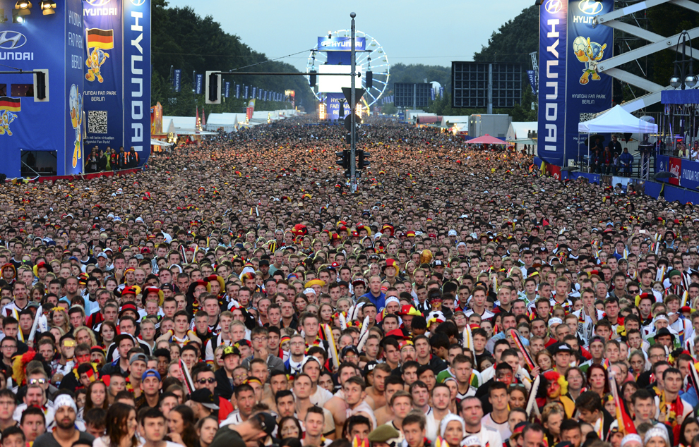 Fani ai naţionalei de fotbal germane se bucură în timpul unei transmisiuni în direct din timpul finalei Cupei Mondiale la fotbal FIFA 2014, dintre Germania şi Argentina,  în Berlin, Germania, duminică, 13 iulie 2014. 