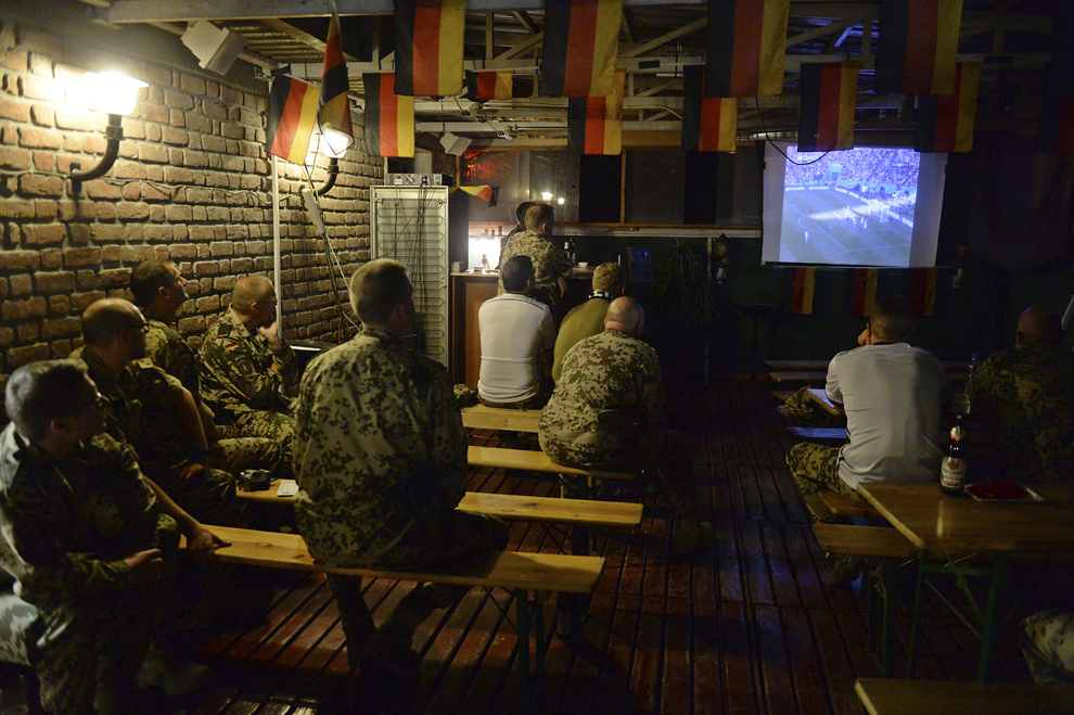 Soldaţi germani din cadrul ISAF condus de NATO urmăresc o transmisiune în direct din timpul finalei Cupei Mondiale la fotbal FIFA 2014, dintre Germania şi Argentina,  la sediul Forţei Internaţionale de Asistenţă pentru Securitate  (ISAF), în Kabul, Afganistan, luni, 14 iulie 2014.