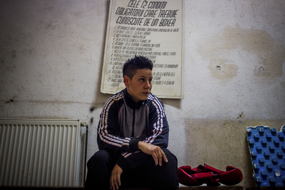 Irina Stoica, 27 ani, campioană naţională în 2013 şi câştigătoarea Cupei României la categoria de  60 kg în 2014, se antrenează în sala de antrenament ce aparţine CSM Sibiu, luni, 28 iulie 2014.