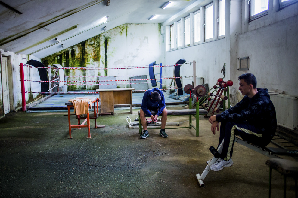 Rareş Mureşan, 16 ani, se antrenează în sala de antrenament ce aparţine CSM Sibiu, luni, 28 iulie 2014.