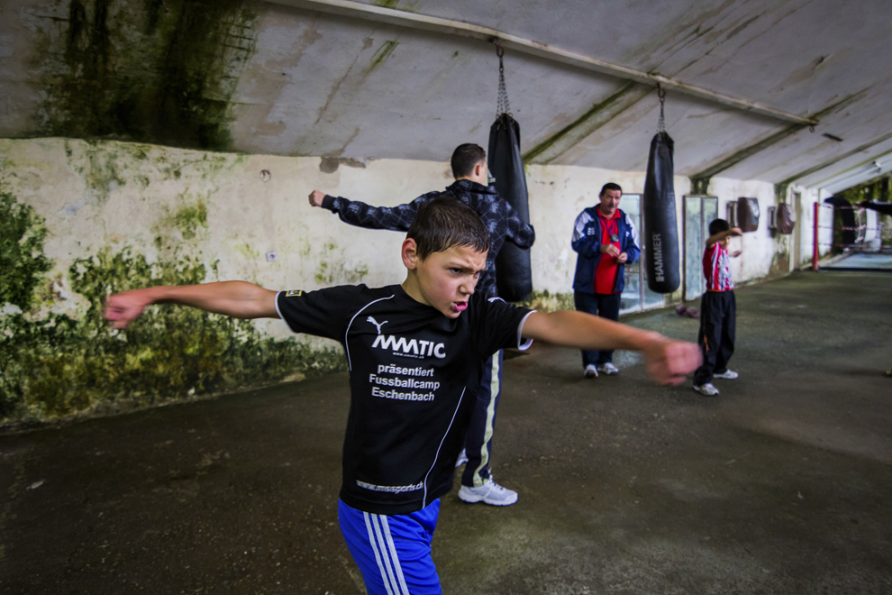 Ionuţ Budu, 11 ani, se antrenează  în sala de antrenament ce aparţine CSM Sibiu, luni, 28 iulie 2014.