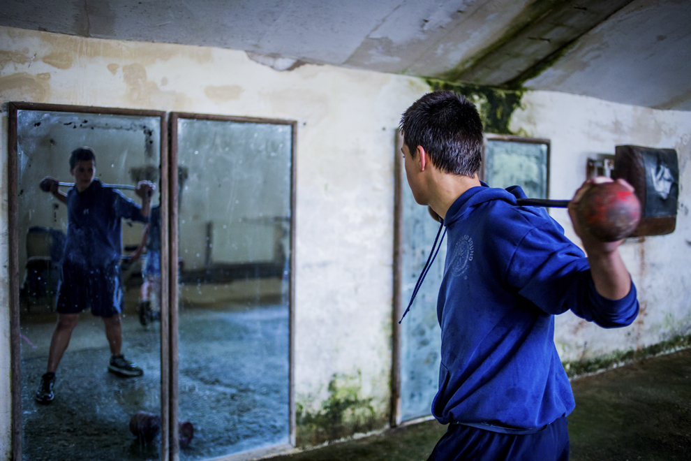 Ionuţ Suciu, 15 ani, se antrenează în sala de antrenament ce aparţine CSM Sibiu, luni, 28 iulie 2014.