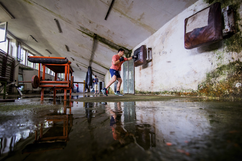 Ionuţ Suciu, 15 ani, se antrenează în sala de antrenament ce aparţine CSM Sibiu, luni, 28 iulie 2014.