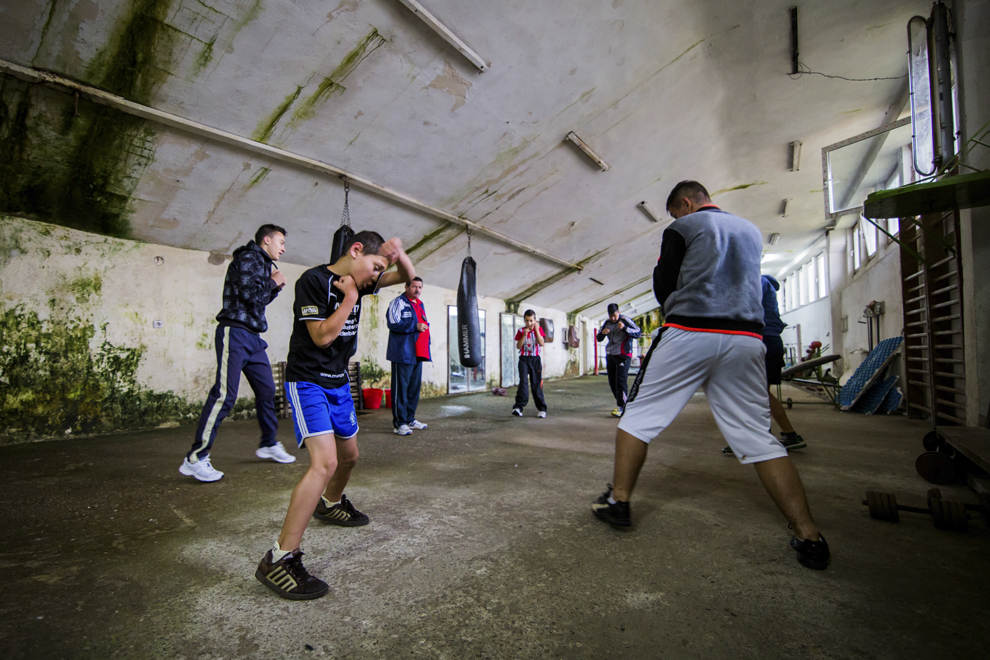 Ionuţ Budu, 11 ani, se antrenează  în sala de antrenament ce aparţine CSM Sibiu, luni, 28 iulie 2014.