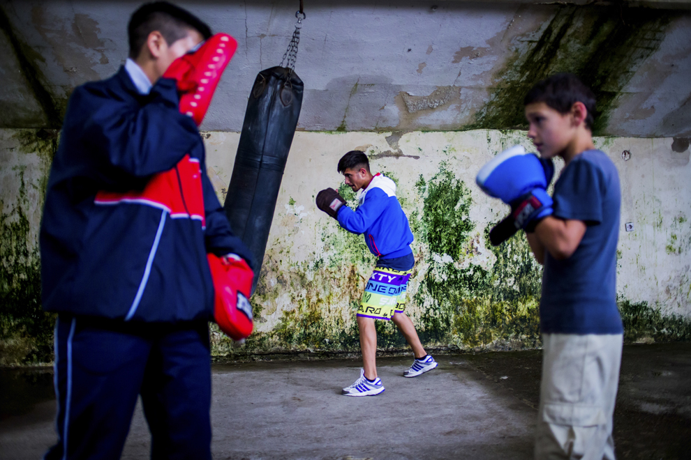 Sergiu Marin, 16 ani, component al lotului naţional de juniori, locul 2 la Cupa României în 2013 şi bronz la campionatele naţionale în 2014, se antrenează în sala de antrenament ce aparţine CSM Sibiu, marţi, 29 iulie 2014.