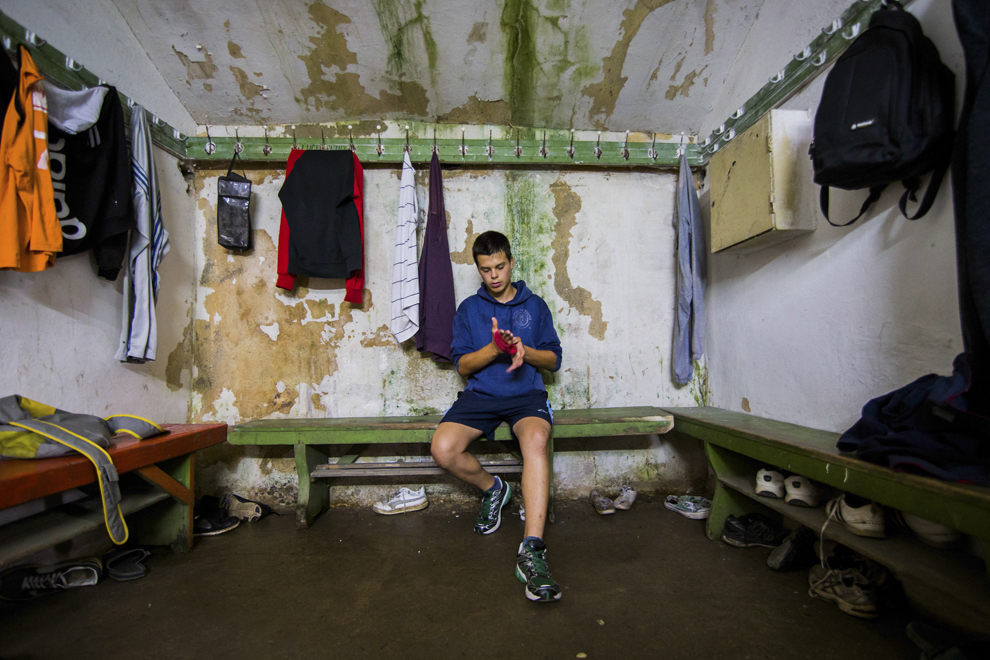 Ionuţ Suciu, 15 ani, se echipează în sala de antrenament ce aparţine CSM Sibiu, luni, 28 iulie 2014.
