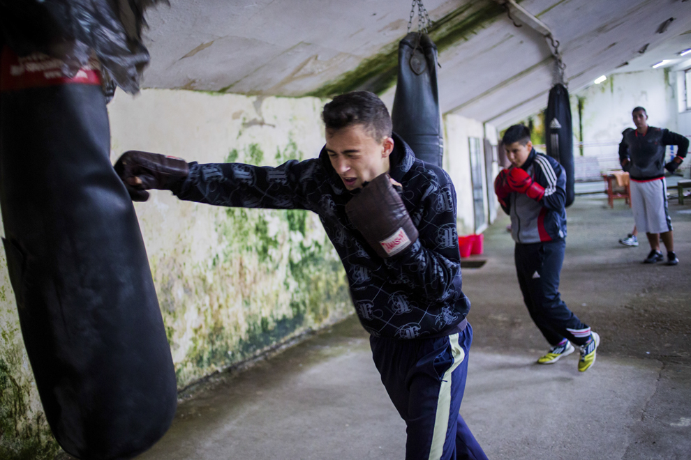 Rareş Mureşan, 16 ani, se antrenează în sala de antrenament ce aparţine CSM Sibiu, luni, 28 iulie 2014.
