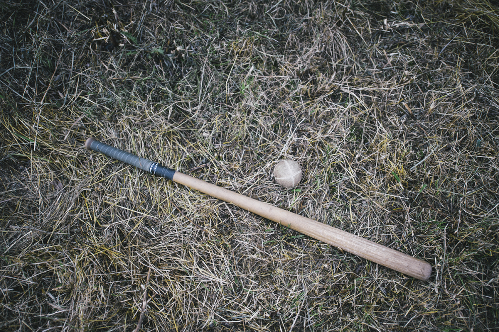 Un baston si o minge de oina pot fi vazute in cadrul Cupei Satelor la Oina, in Savarsin, duminica 9 august 2015.