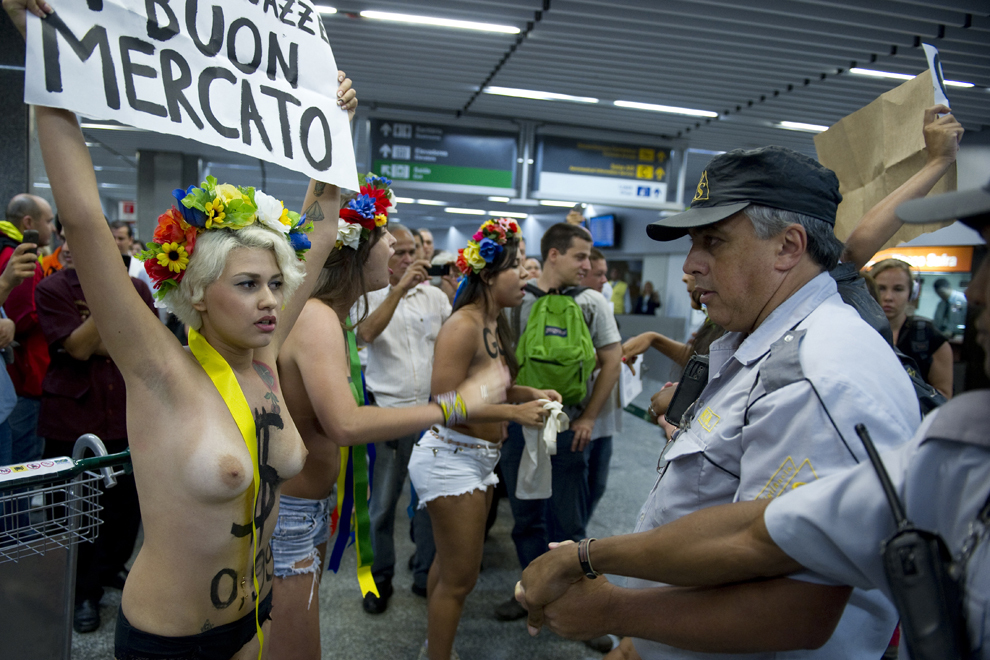 Activiste Femen Brazilia participă la un protest pe aeroportul internaţional Tom Jobim din Rio de Janeiro, Brazilia, sâmbătă, 8 februarie 2013. 
