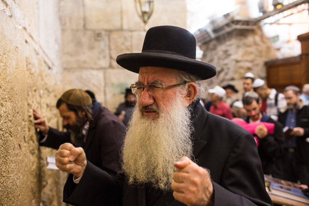Persoane se roagă la Zidul Plângerii, în Ierusalim, marţi, 22 ianuarie 2013. 