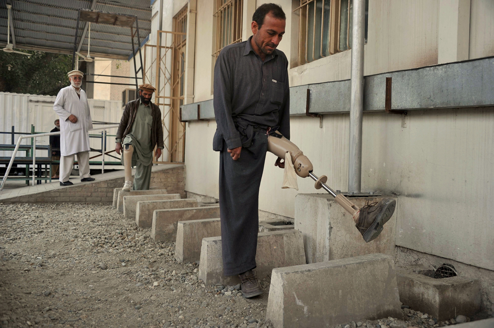 Un bărbat afgan ce are un membru amputat, exersează mersul cu o proteză, la unul din spitalele pentru victime ale razboiului, fondat de Comitetul Internaţional al Crucii Roşii, în Jalalabad, miercuri, 20 februarie 2013. 