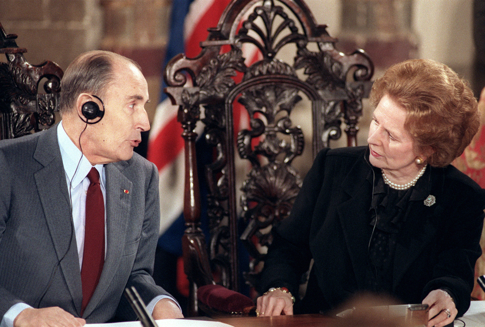 Preşedintele francez Francois Mitterrand şi primul ministru britanic Margaret Thatcher susţin o conferinţă de presă după semnarea tratatului privind construcţia tunelului de sub Canalul Mânecii, în Canterbury,  miercuri, 12 februarie 1986.