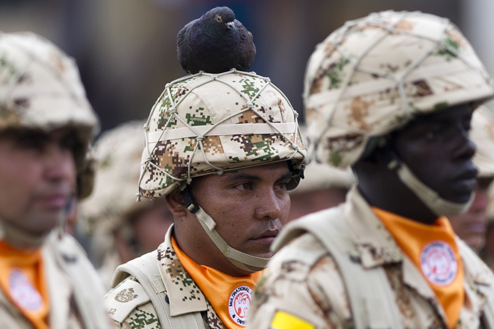 Soldaţi de infanterie columbieni participă la o ceremonie militară, în Bogota, Columbia, miercuri, 3 aprilie 2013. 