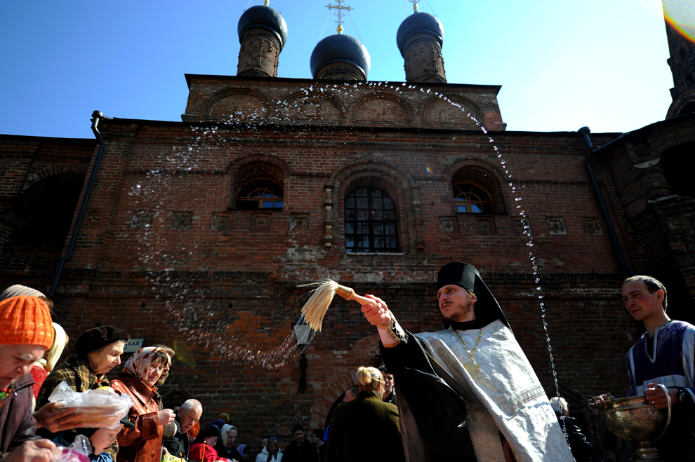 Un preot ortodox rus sfinţeşte păştile şi ouăle roşii în timpul unei ceremonii religioase care are loc în Duminica Paştelui, la o biserică din Moscova, duminică, 23 aprilie 2011. 