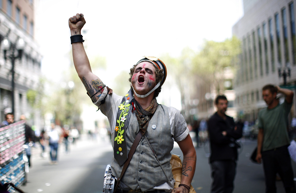 Un bărbat gesticulează în timpul unui protest cu ocazia Zilei Internaţionale a Muncitorilor, în faţa judecătoriei ţinutului Alameda din Oakland, California, marţi, 1 mai 2012. 