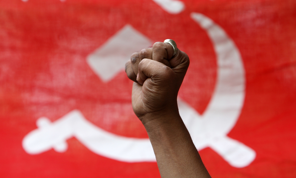 Un sindicalist indian îşi ţine pumnul strâns în timpul unui protest cu ocazia Zilei Internaţionale a Muncitorilor, în New Delhi, India, marţi, 1 mai 2012. 