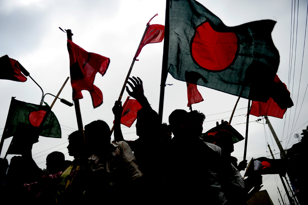 Activişti strigă lozinci şi flutură steaguri în timpul unui protest cu ocazia Zilei Internaţionale a Muncitorilor, in Dhaka, Bangladesh, marţi, 1 mai 2012.  