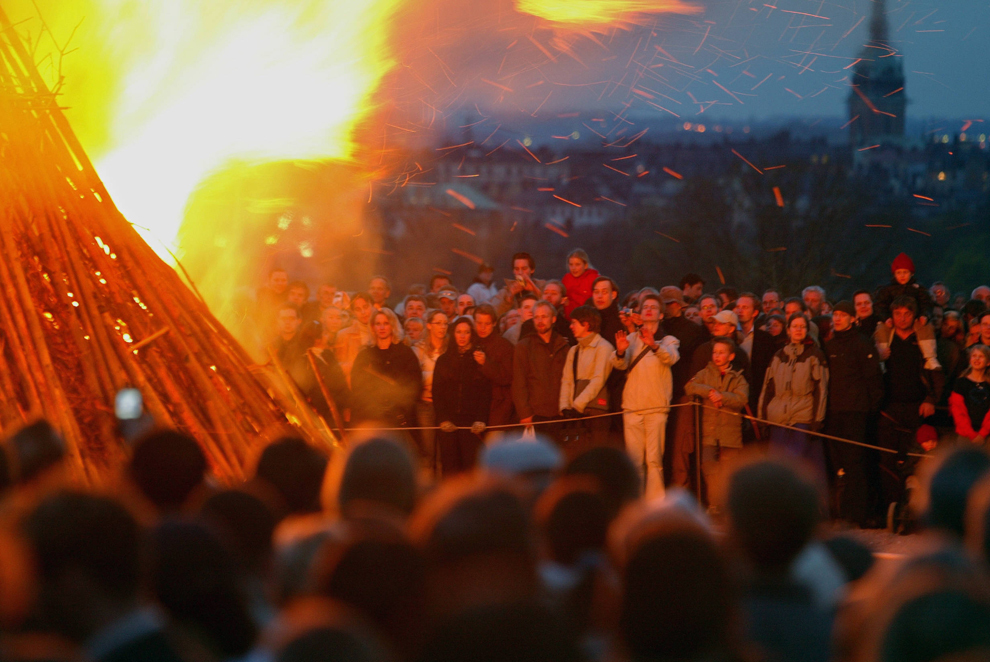 Persoane privesc către un foc de tabără aprins cu ocazia Valborgsmass (Noaptea de Walpurgis – festival de primăvară tradiţional) în Stockholm, Suedia, vineri, 30 aprilie 2004. 