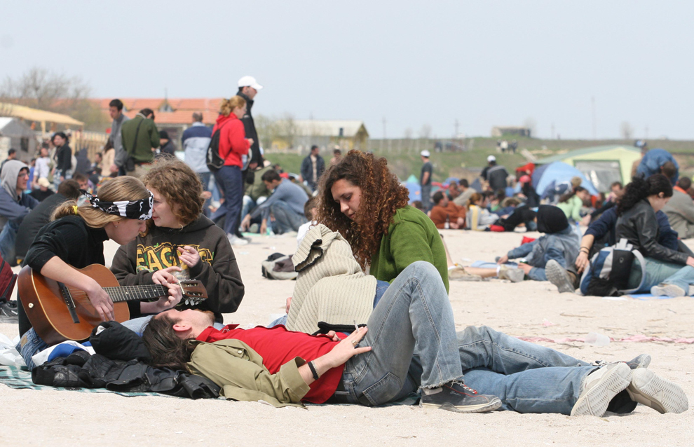 Mai mulţi tineri sărbătoresc deschiderea sezonului estival pe plaja din Vama Veche, luni, 1 mai 2006. 