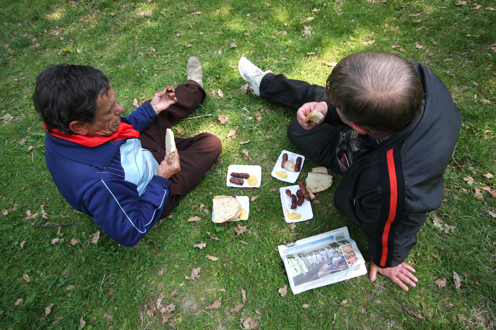 Doi bărbaţi mănâncă mici, în pădurea Dumbrava din Sibiu, vineri, 1 mai 2009, cu ocazia sărbătoririi Zilei Internaţionale a Muncii. 