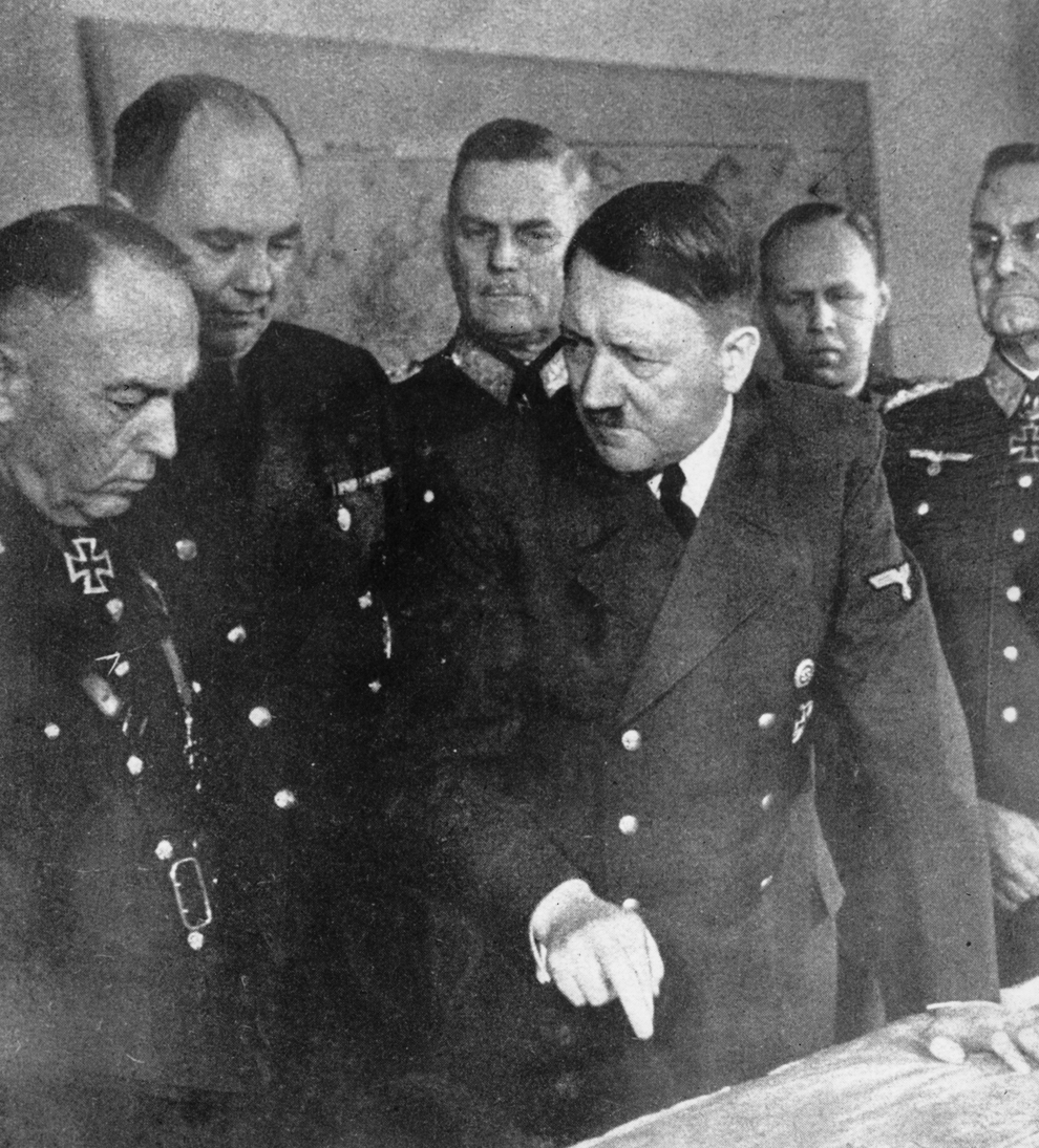 Adolf Hitler discutând cu mareşalul Ion Antonescu. 