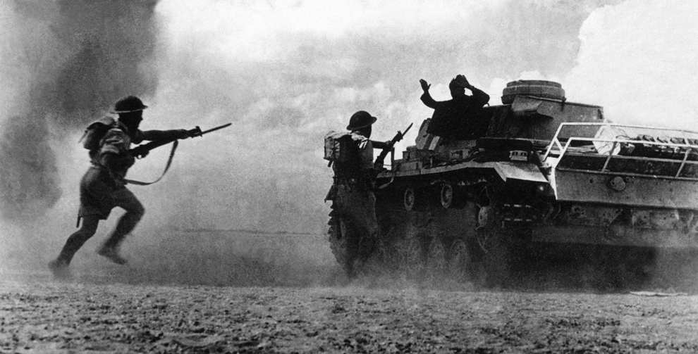 Doi soldaţi aparţinând Forţelor Aliate somează un soldat german aflat într-un tanc să se predea, în timpul unei furtuni de nisip, pe câmpul de luptă de la El Alamein, aproximativ 100 km vest de Alexandria, Egipt, în data de 25 octombrie 1942. 