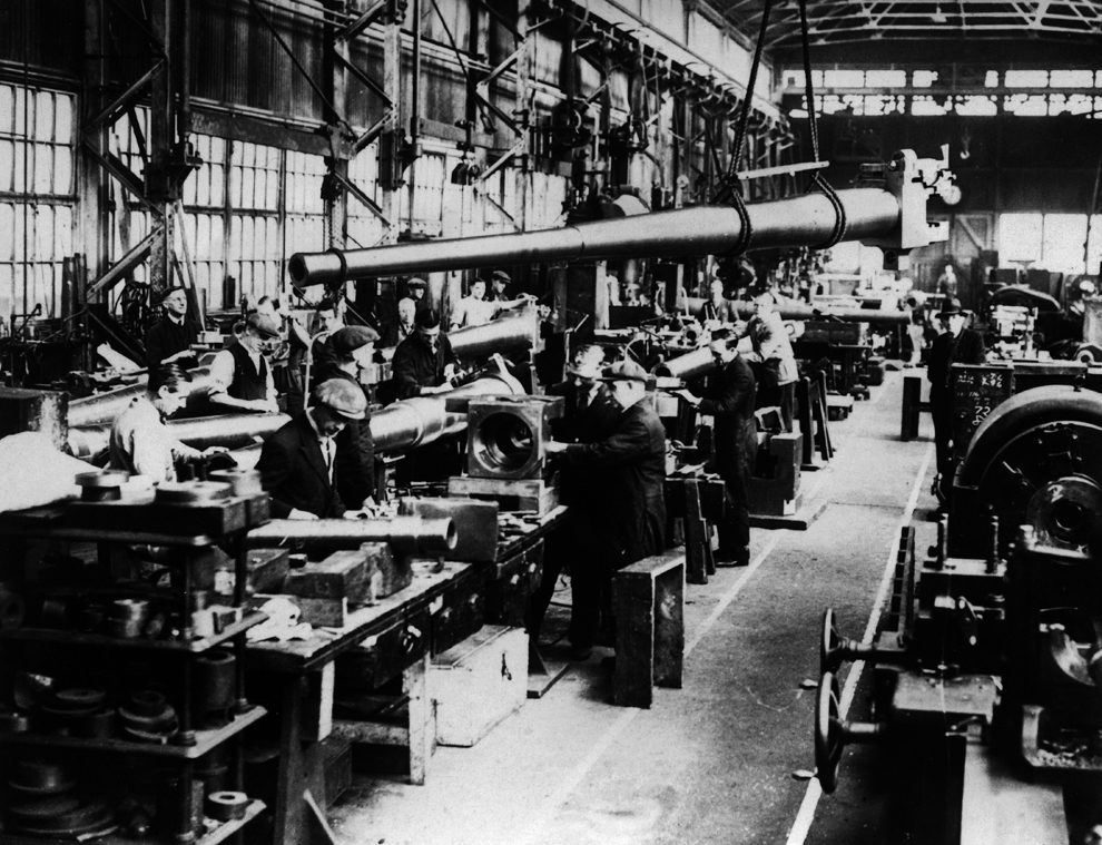 Mai mulţi oameni lucrează într-o fabrică de armament, în noiembrie 1938, undeva în Marea Britanie. 