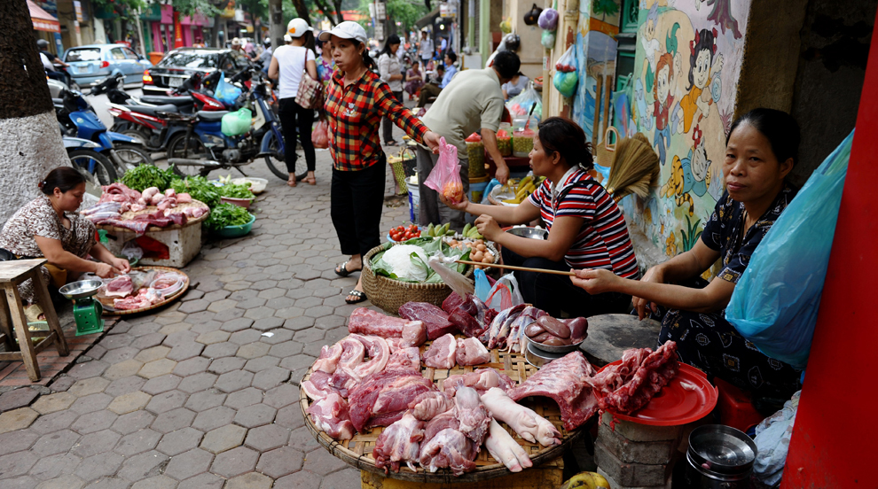 Vânzători comercializează carne de vită şi de porc pe trotuarul unei străzi din centrul oraşului Hanoi, marţi, 24 mai 2011. 