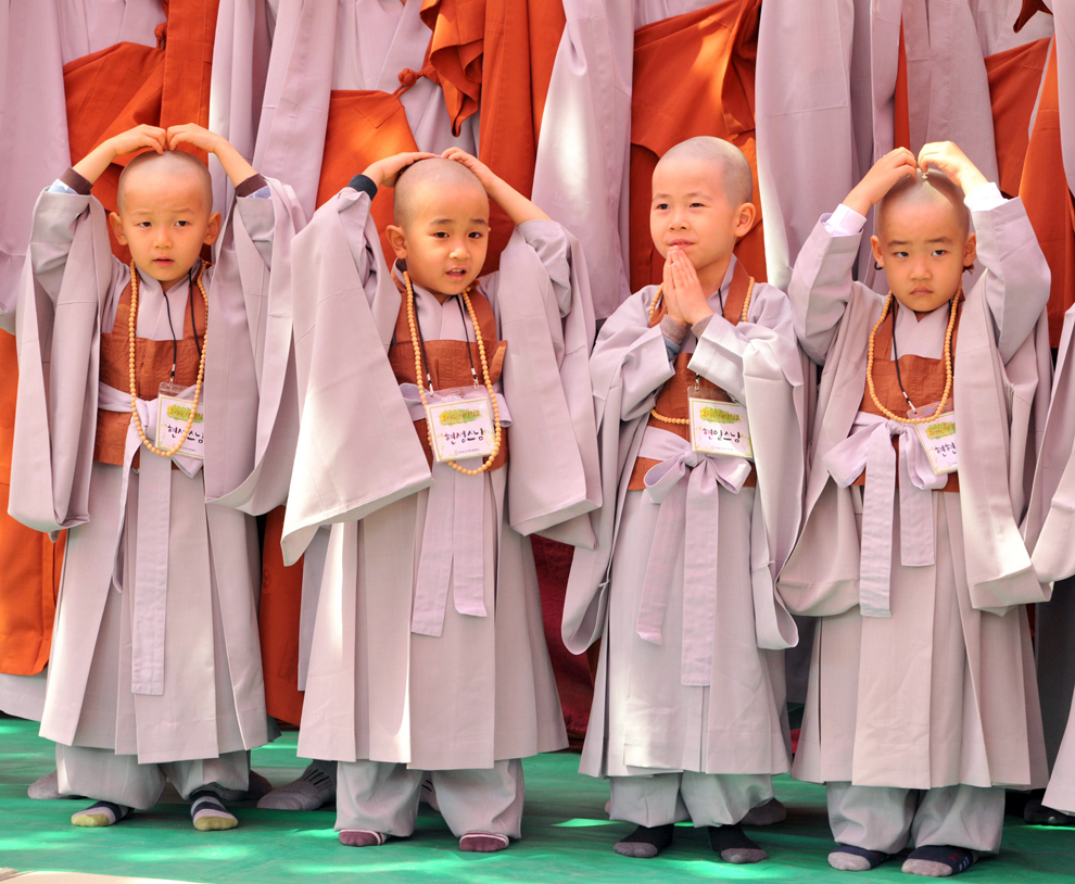 Tineri budişti sud coreeni iau parte la o ceremonie denumită  “copii devenind călugări budişti”, la templul Chogye, în centrul oraşului Seul, vineri, 3 mai 2013. 