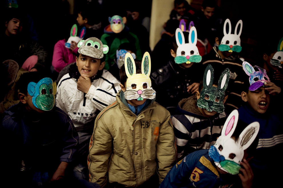 Copiii romi poartă măşti în timpul activităţilor care marchează Ziua Internaţională a Romilor, în Priştina, luni, 8 aprilie 2013. 