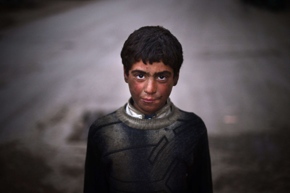 Un băiat sirian, care lucrează ca mecanic auto, pozează pentru o fotografie în nordul oraşului Azaz, miercuri, 10 aprilie 2013.  