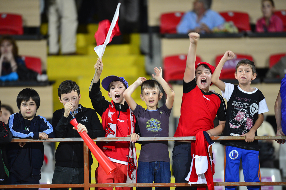 Copii, suporteri ai echipei Dinamo, îşi încurajează favoriţii în meciul cu Viitorul Constanţa, din etapa a XXXIII-a Ligii I, la Bucureşti, vineri, 24 mai 2013. 