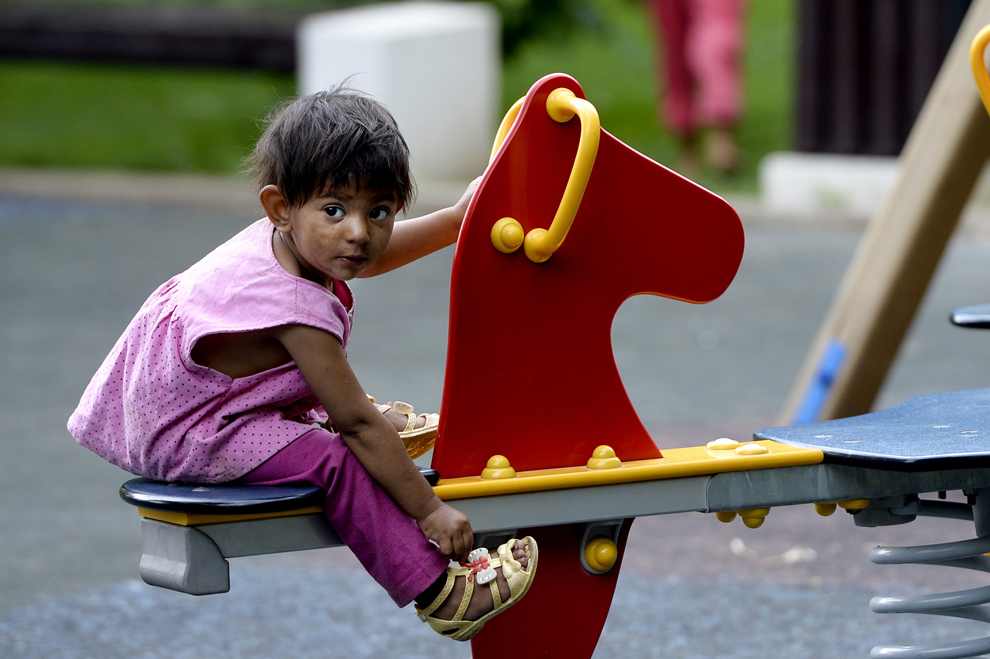 O fetiţă se joacă în parcul Operei din Bucureşti, sâmbătă, 25 mai 2013. 