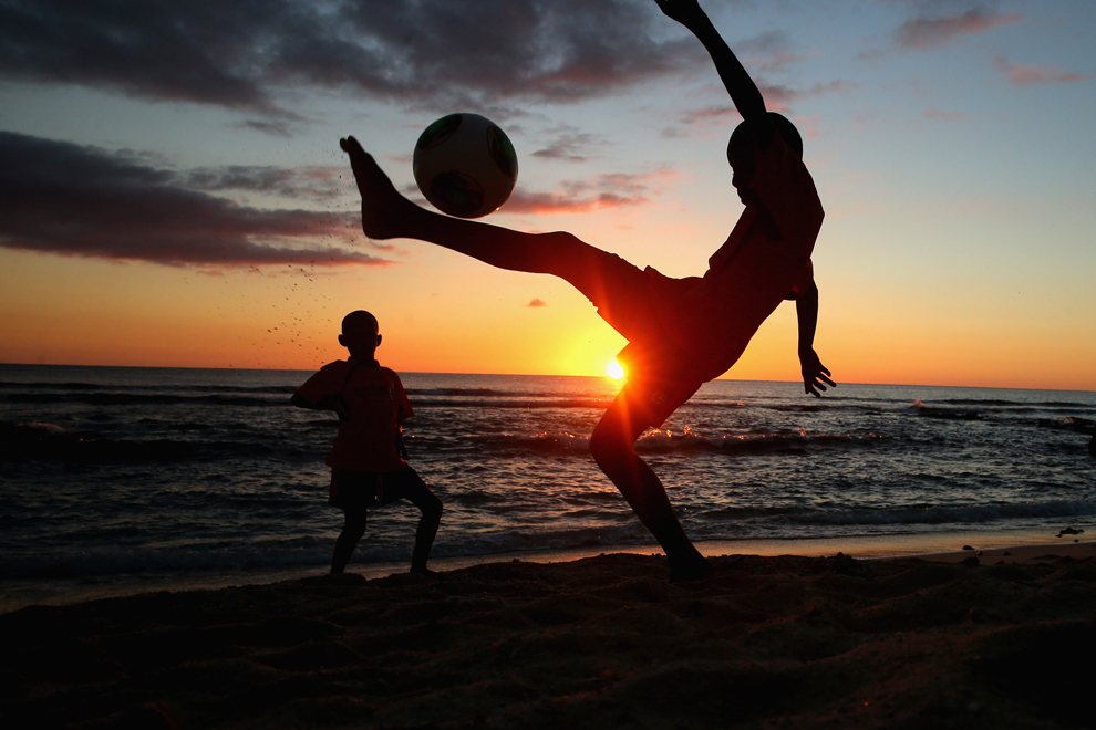Copii ai academiei de sport MCB se bucură de un meci de fotbal în Port Luis, Mauritius, marţi, 28 mai 2013. 