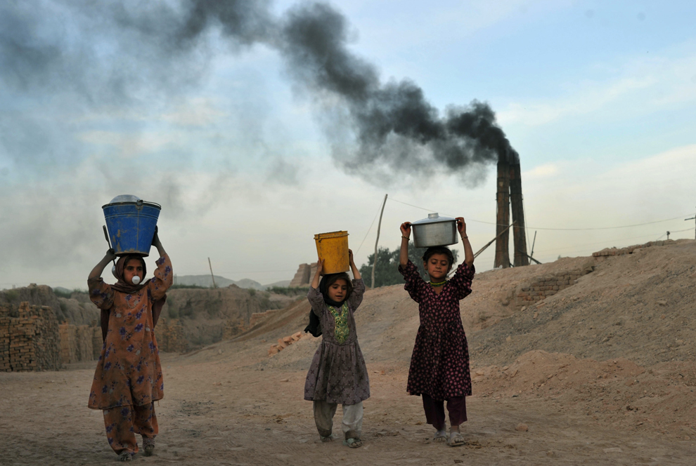 Copii afgani cară cărbune destinat unei fabrici de cărămidă la periferia orasului Jalalabad, joi, 9 mai 2013. 