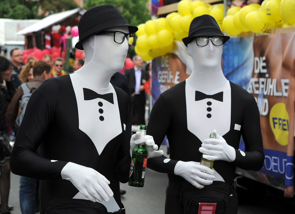 Oameni costumaţi participă la parada Christopher Street Day  din Oldenburg, vestul Germaniei, sâmbătă, 15 iune 2013. 