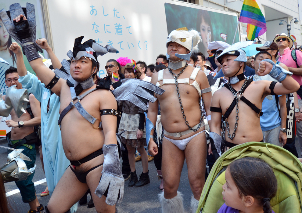 Suporteri ai comunităţii LGBT iau parte la parada "Tokyo Rainbow Pride", în Tokyo, duminică, 28 aprilie 2013. 
