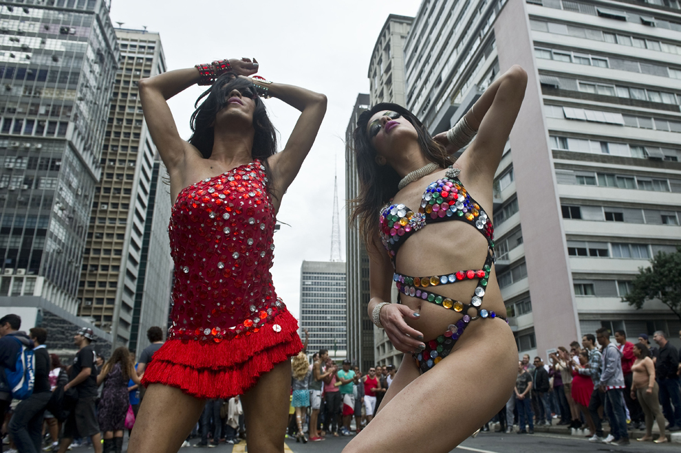 Oameni costumaţi participă la parada anuală Gay Pride Parade, în Sao Paulo, Brazilia, duminică 2 iunie 2013. 