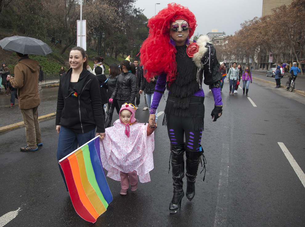 Activişti iau parte la parada Gay Pride din Santiago, Chile, sâmbătă, 22 iunie 2013. 