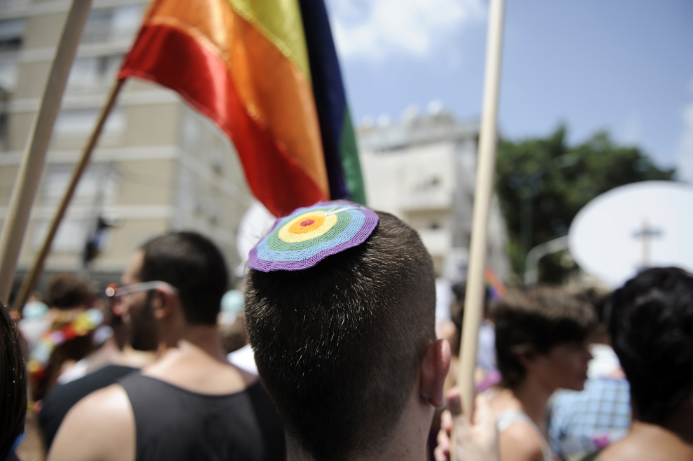 Un om ce poartă un kippah în culorile curcubeului participă la parada Gay Pride, în Tel Aviv, Israel, vineri, 7 iunie 2013. 