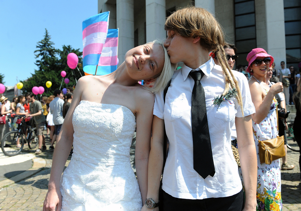 O femeie îşi sărută partenera îmbrăcată în rochie de mireasă, în timpul celei de-a doisprezecea ediţii a Croatian Gay Parade, în Zagreb, Croaţia, sâmbătă, 15 iunie 2013. 