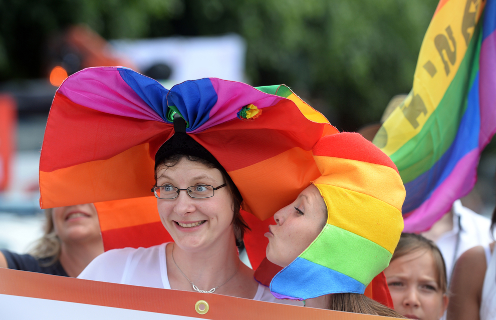 Oameni iau parte la cea de-a doisprezecea ediţie a Strasbourg Gay Pride, sâmbătă, 15 iunie 2013, în Strasbourg, estul Franţei. 