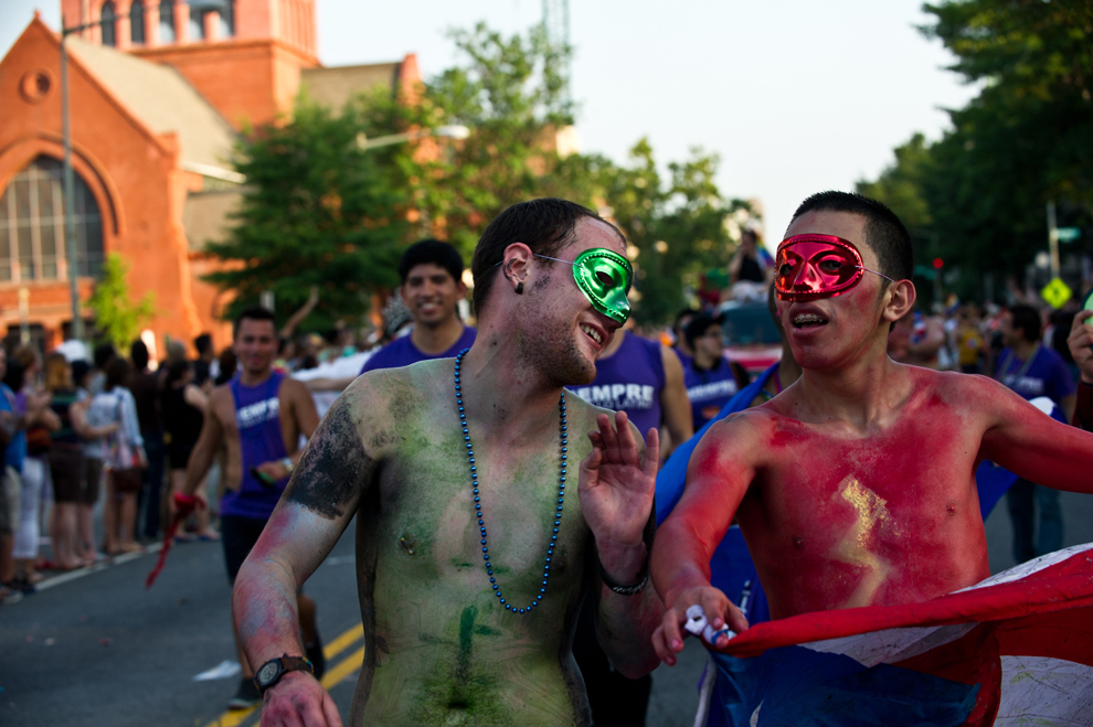 Doi bărbaţi participă la parada Capital Pride, în Washington, sâmbătă 8 iunie 2013. 
