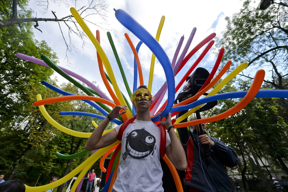 Un tânăr cu un costum făcut din baloane participă la Marşul Diversităţii organizat de Asociaţia Accept cu ocazia celei de-a zecea ediţii a GayFest, în Bucureşti, sâmbătă, 8 iunie 2013. 
