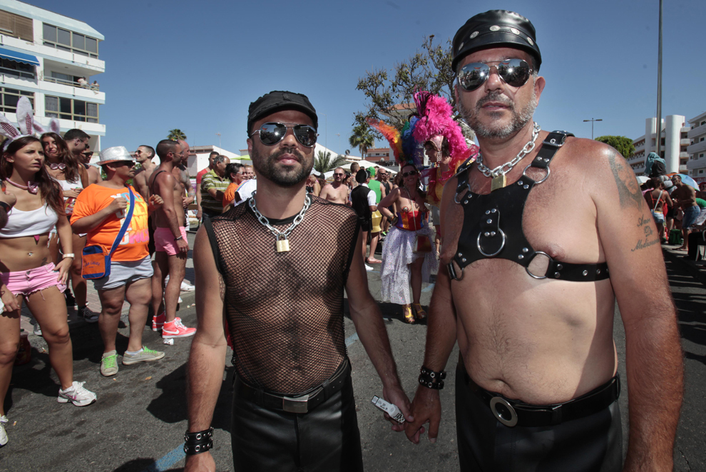 Persoane participă la parada Gay Pride din Las Palmas de Gran Canaria, Spania, sâmbătă, 10 mai 2013. 