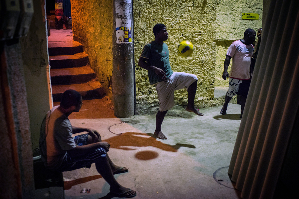 Un sportiv din Rio de Janeiro exersează într-un pasaj dintr-o suburbie a oraşului, marţi, 11 iunie, 2013. 