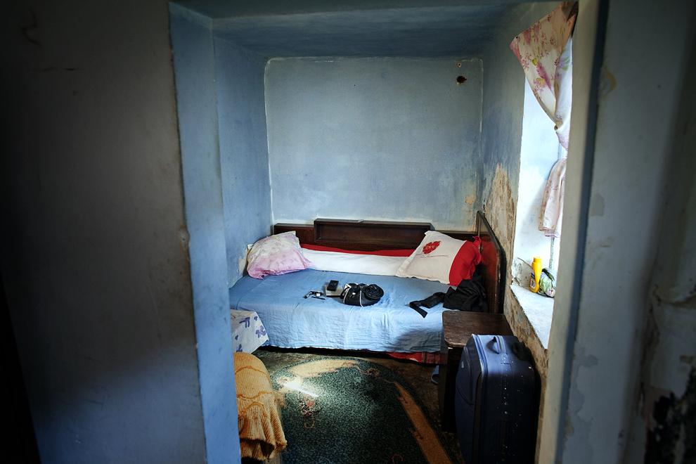 Interiorul camerei închiriate de Stela poate fi văzut în Bucureşti, vineri, 24 iunie 2011. Toate bunurile sale sunt înghesuite în geamantanul albastru aflat la intrare în cameră. 