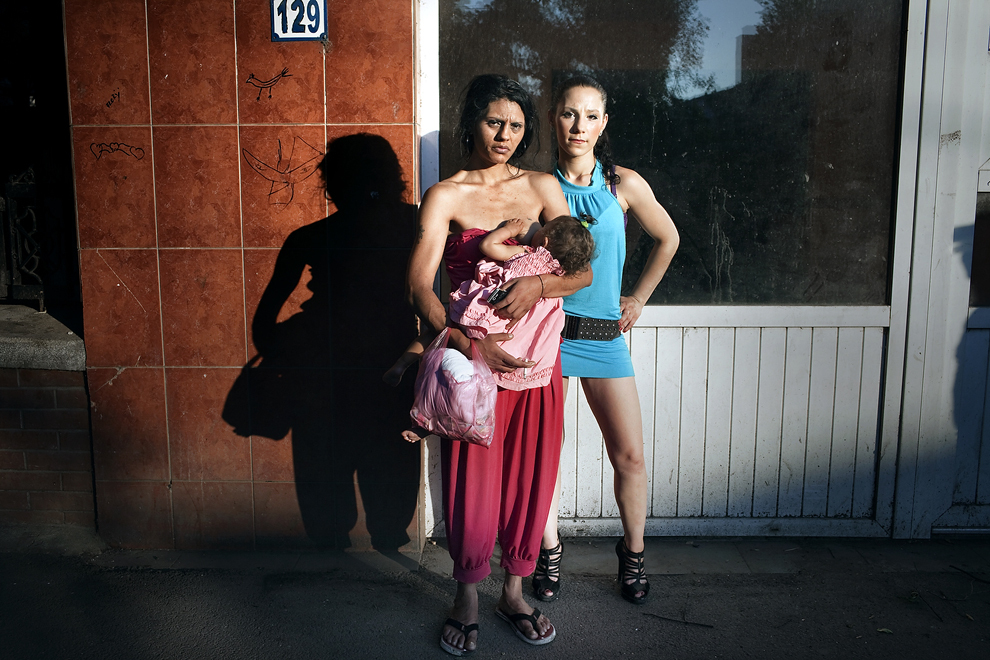 Stela pozează alături de Mihaela, în timp ce aceasta îşi alăptează bebeluşul, pe o stradă din Bucureşti, vineri, 24 iunie 2011. 