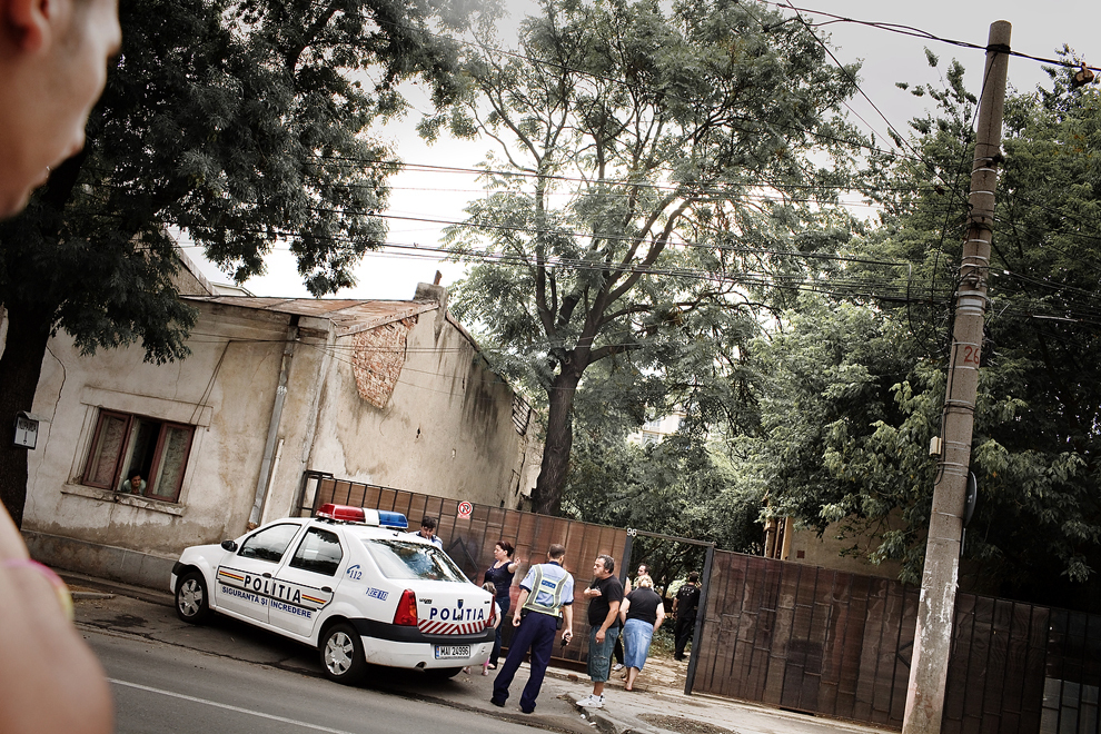Poliţiştii intervin pentru a aplana un conflict domestic, vis-à-vis de casa în care se află camera Stelei, în Bucureşti, sâmbătă, 25 iunie 2011. 
